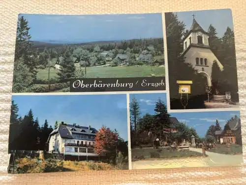 [Echtfotokarte farbig] Oberbärenburg / Erzgebirge, Blick auf Oberbärenburg, Waldkapelle Oberbärenburg, Urlauberkaffee "Neues Leben", FDGB Heim "Friedenswacht". 