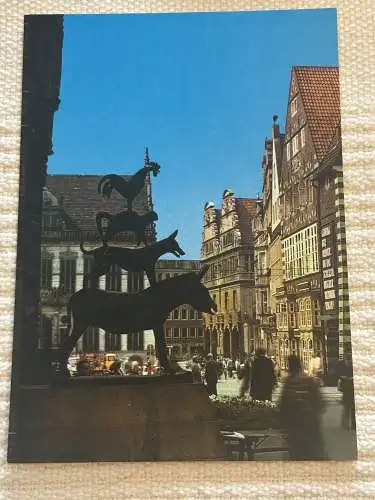 [Echtfotokarte farbig] 2800 Bremen, Die Bremer Stadtmusikanten mit Blick zum Marktplatz. 