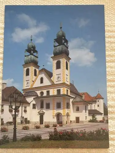 [Echtfotokarte farbig] Passau - Wallfahrtskirche Maria Hilf und Kapuzinerkloster seit 1622, Klosterhof und Westfassade. 