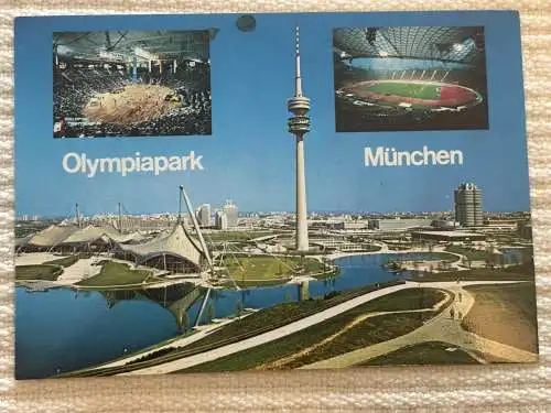 [Echtfotokarte farbig] München Munich - Olympiapark mit Olympiaturm 290 m (Aussichtsplattformen, Drehrestaurant in ca. 190 m Höhe), und den olympischen Sportstätten Olympiahalle und Olympiastadion. 
