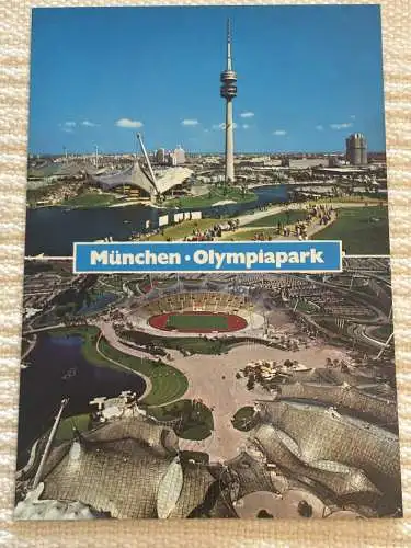 [Echtfotokarte farbig] München - Olympiapark, Olympiagelände mit olympischen Sportstätten, Olympiasee, Olympisches Dorf, Olympiaturm und BMW-Hochhaus, Blick vom Olympiaturm (290 m) auf olympische Sportstätten, (Schwimm- und Olympiahalle, Olympia-...