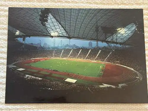 [Echtfotokarte farbig] München - Munich, Fußballbegeisterung im Olympiastadion, noch sichtbar: BMW-Hochhaus und Olympiaturm (290 m). 