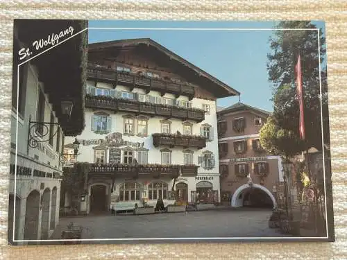 [Echtfotokarte farbig] St. Wolfgang, Marktplatz mit Hotel Post und Romantikhotel "Im Weissen Rössl". 