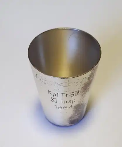 Schnapsbecher mit Gravur Kpf Tr S II XI. Insp. 1964 Kampftruppenschule II