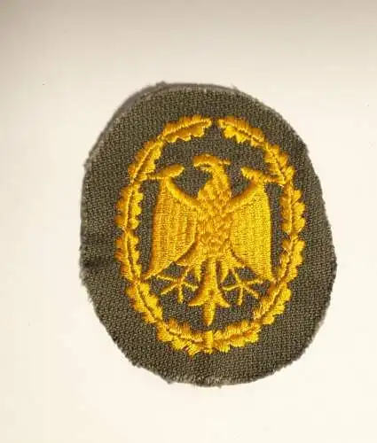 Bundeswehr Leistungsabzeichen in Gold auf oliv