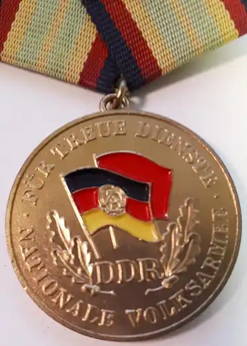 Orden Für 20 Jahre treue Dienste in der Nationalen Volksarmee in Gold