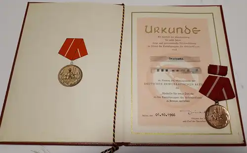Orden Für treue Dienste 10 Jahre Kampfgruppe in Bronze mit Urkundenmappe