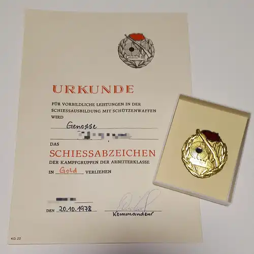 Abzeichen Schießen der Kampfgruppen in Gold mit Urkunde