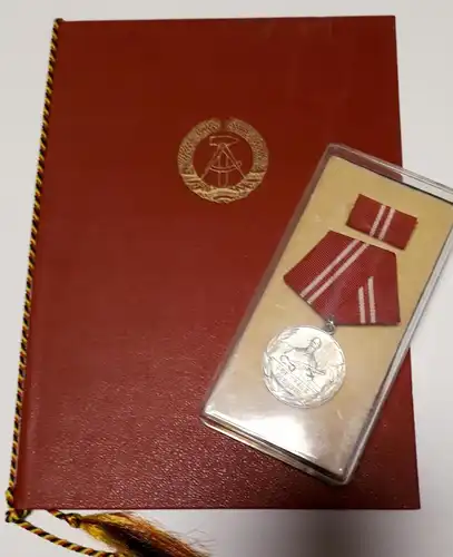 Orden DDR Kampfgruppe Für treue Dienste in Silber mit Urkunde
