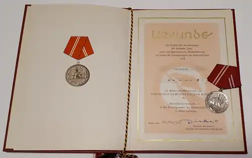 Orden DDR Kampfgruppe Für treue Dienste in Silber mit Urkunde