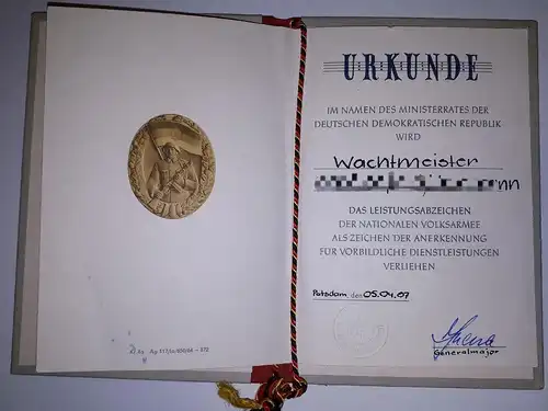 DDR NVA Leistungsabzeichen mit Verleihungsmappe und Urkunde