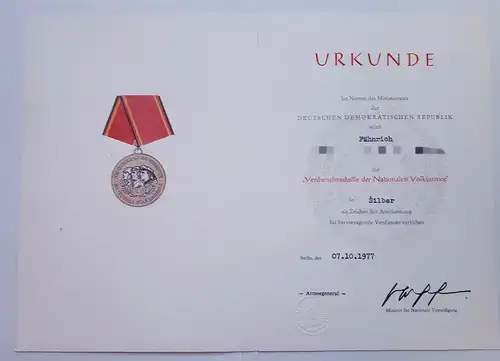 Verdienstmedaille der Nationalen Volksarmee in Silber mit Urkunde in Mappe