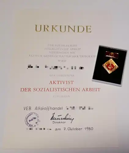 Abzeichen Aktivist der sozialistischen Arbeit im Etui und mit Urkunde