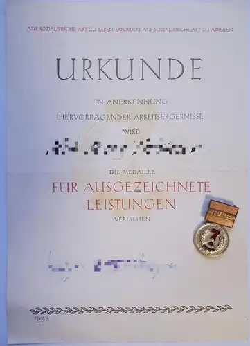 Abzeichen Für ausgezeichnete Leistungen 1962 mit Urkunde