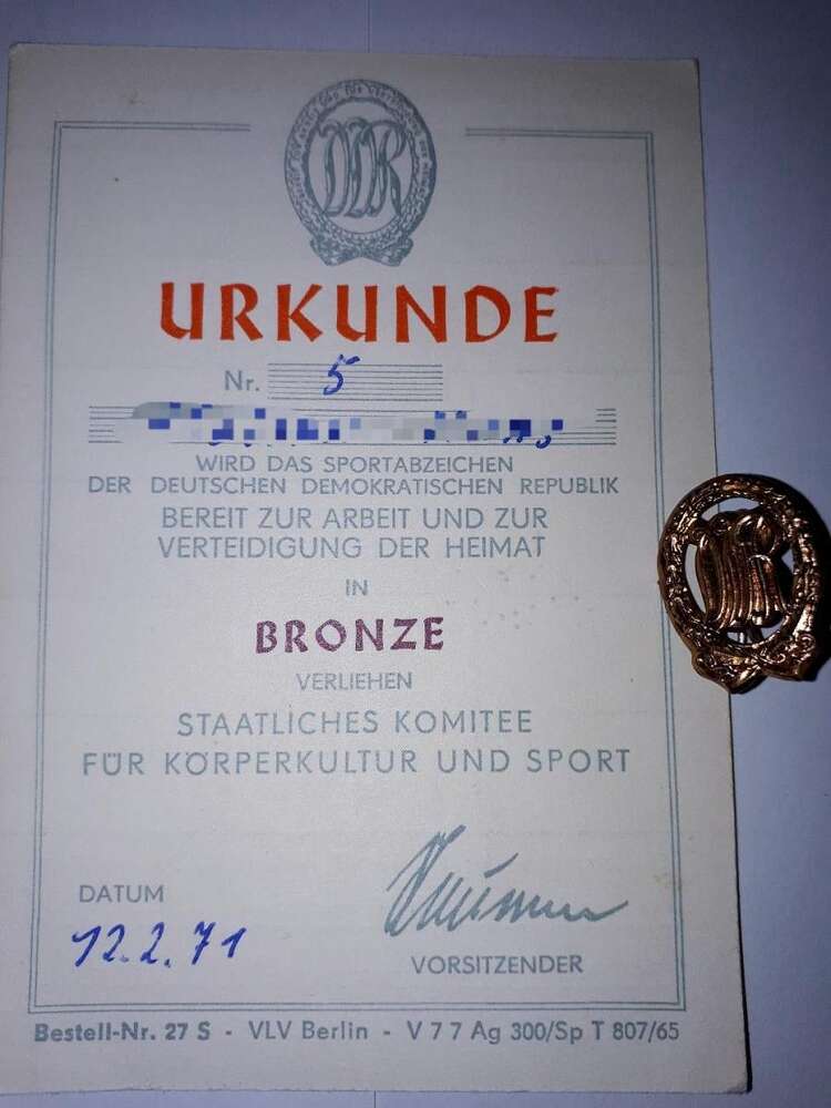 DDR Abzeichen Sportabzeichen Silber mit Urkunde