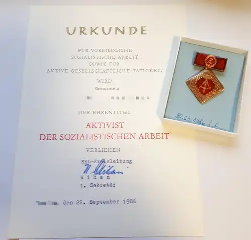 Abzeichen "Aktivist der sozialistischen Arbeit" im Etui und Urkunde
