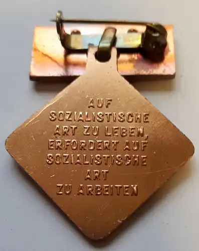 Abzeichen "Aktivist der sozialistischen Arbeit" im Etui und Urkunde