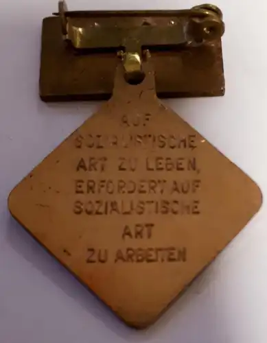 DDR Abzeichen Aktivist der sozialistischen Arbeit mit Urkunde