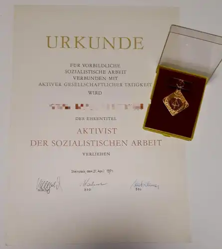 Abzeichen DDR "Aktivist der sozialistischen Arbeit" mit Urkunde