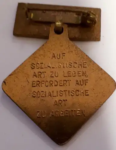 Abzeichen DDR "Aktivist der sozialistischen Arbeit" mit Urkunde