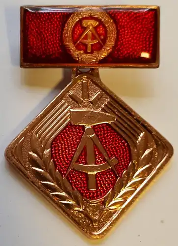 Aktivist der sozialistischen Arbeit DDR Abzeichen im Etui