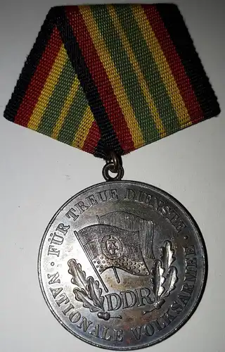 Orden Abzeichen Für treue Dienste Nationale Volksarmee 900er Silber Punze 11