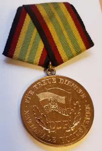 NVA Orden Für treue Dienste in Gold mit Mappe und Verleihungsurkunde