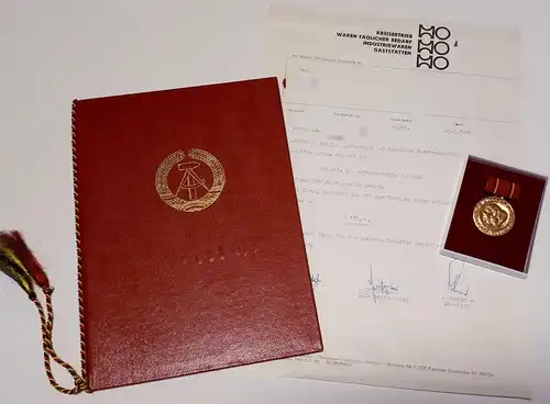 Medaille für Verdienste in der Volkskontrolle der DDR mit Urkundenmappe