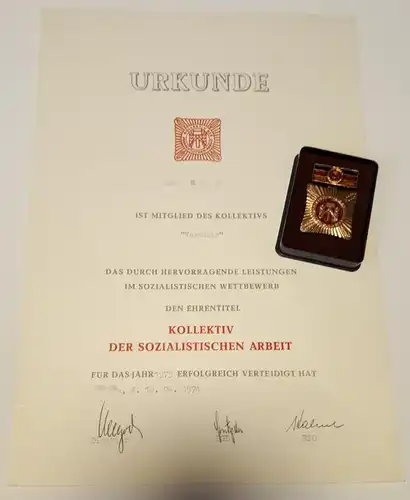 Abzeichen "Kollektiv der sozialistischen Arbeit" im Etui mit Urkunde
