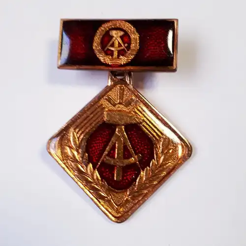 DDR Abzeichen Aktivist der sozialistischen Arbeit 