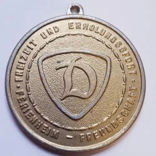 DDR Medaille Schneller Höher Weiter Ferienheim Freundschaft