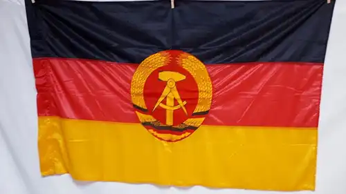 DDR Flagge 110 cm x 190 cm ohne Ösen
