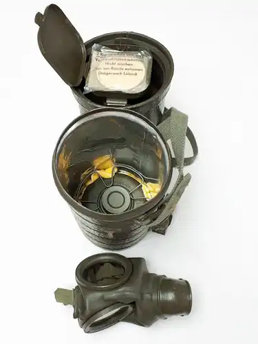 Frühe Bundeswehr Gasmaske mit Zubehör im Tornister 