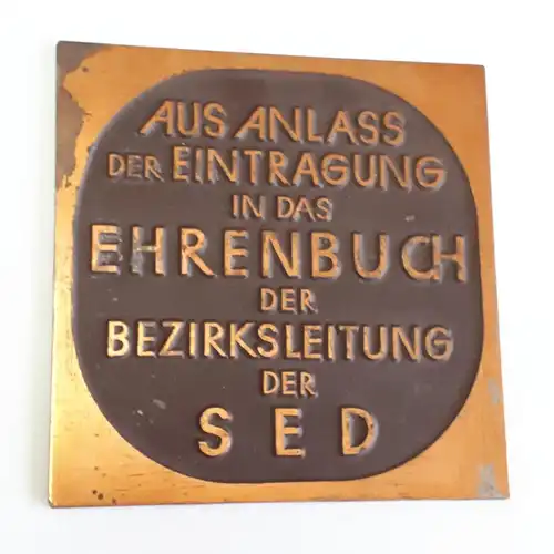 DDR Plakette Aus Anlaß der Eintragung in das Ehrenbuch der Bezirksleitung der SED