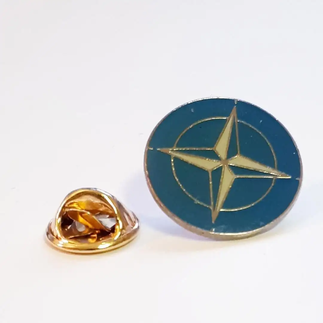 Abzeichen Pin NATO