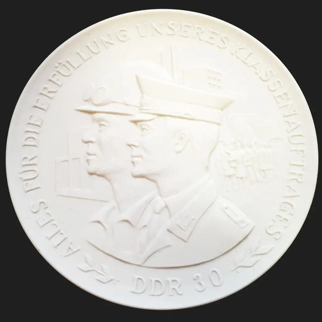 Medaille Meissen Porzellan DDR Erfüllung des Klassenauftrages