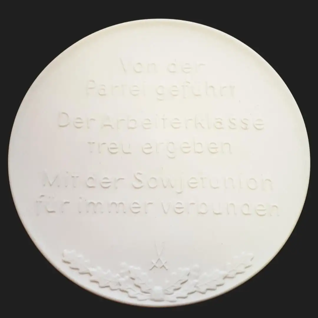 Medaille Meissen Porzellan DDR Erfüllung des Klassenauftrages