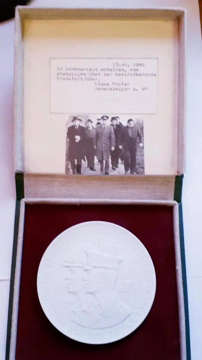 Medaille Meissen Porzellan DDR Erfüllung des Klassenauftrages