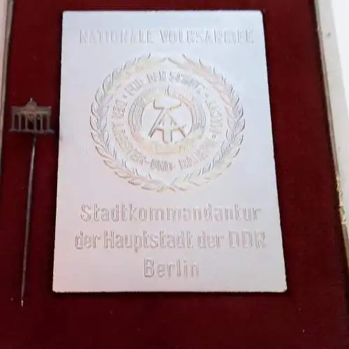 DDR Plakette Nationale Volksarmee Stadtkommandantur der Hauptstadt der DDR Berlin