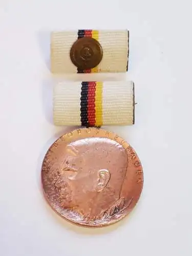 DDR Medaille Dr. Theodor Neubauer in Bronze im Etui