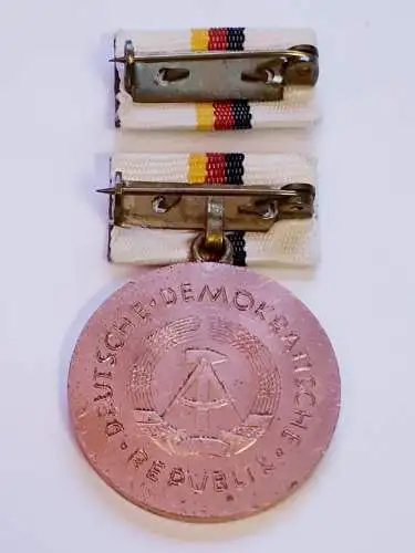 DDR Medaille Dr. Theodor Neubauer in Bronze im Etui