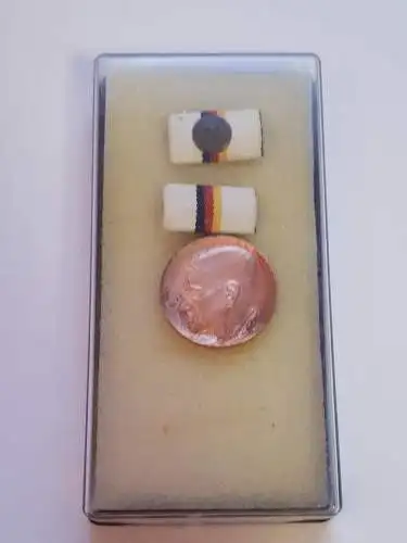 DDR Medaille Dr. Theodor Neubauer in Bronze im Etui