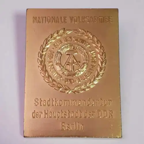 DDR Plakette NVA Stadtkommandantur der Hauptstadt der DDR Berlin in Gold