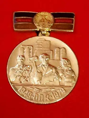 DDR Medaille Für Verdienste bei der Gründung und Festigung der DDR mit Etui