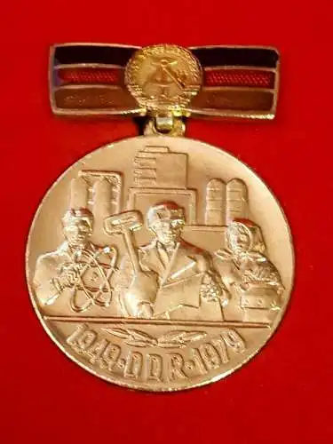 DDR Medaille Für Verdienste bei der Gründung und Festigung der DDR ohne Etui
