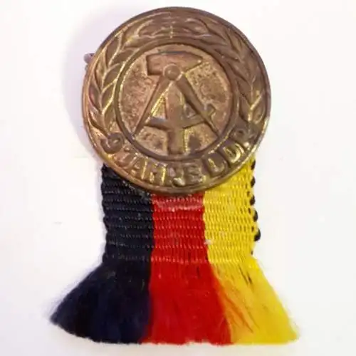 DDR Abzeichen Jahrestag der DDR 9 Jahre DDR