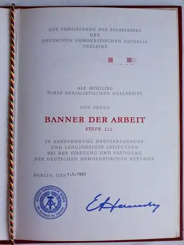 Verleihungsurkunde mit Mappe Banner der Arbeit 1982