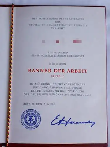 Verleihungsurkunde mit Mappe Banner der Arbeit 1986