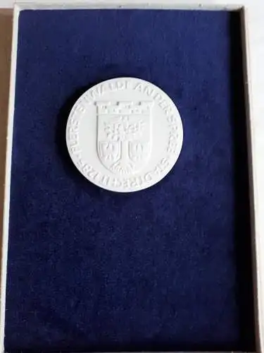 DDR Porzellanmedaille Fürstenwalde/Spree mit Urkunde im Verleihungskarton