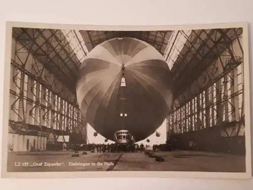 Ansichtskarte LZ 127 Graf Zeppelin - Einbringen in die Halle blanko